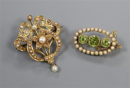 An Edwardian 15ct and seed pearl set pendant brooch and a similar 15ct peridot and seed pearl brooch.